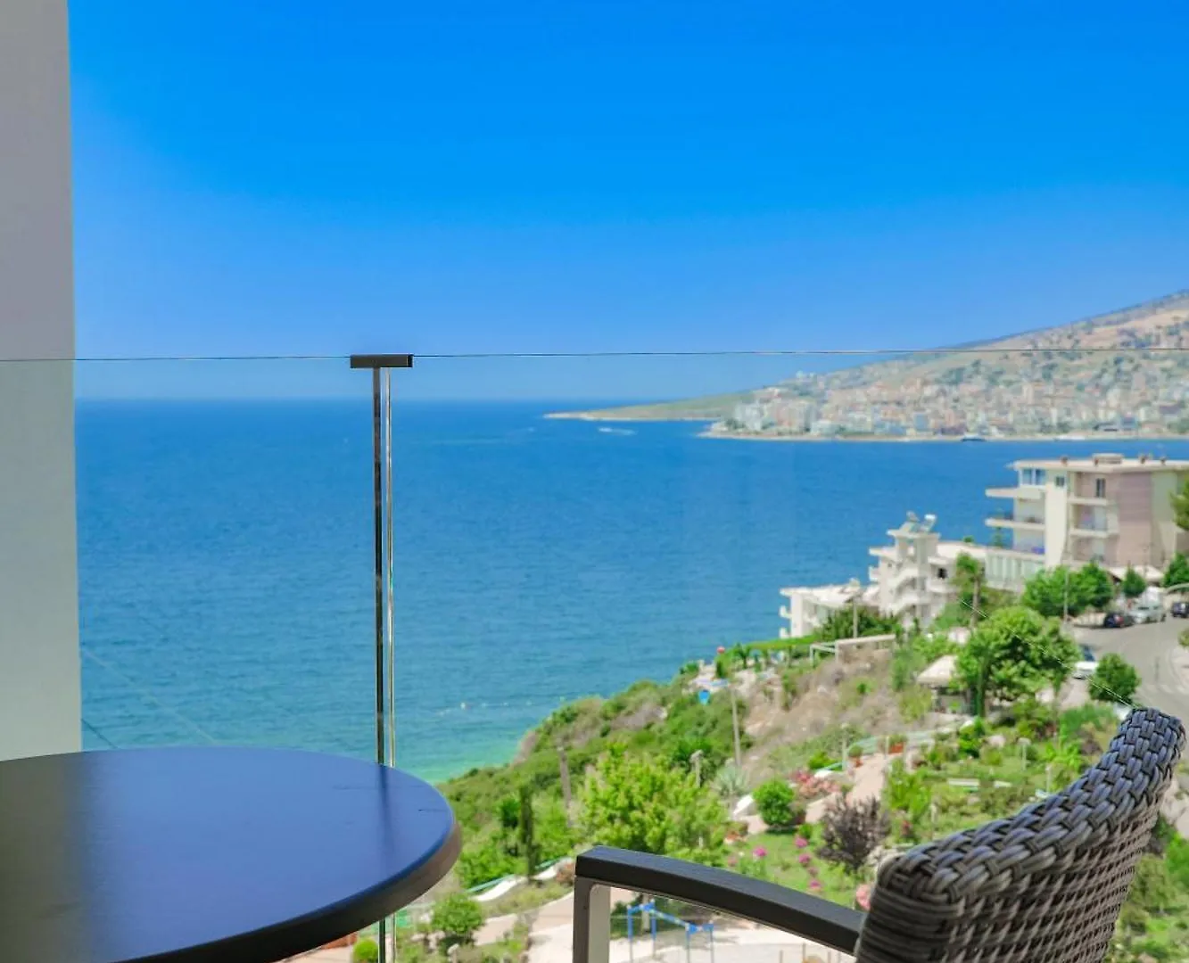 Hotel Oasis Sarandë 4*,