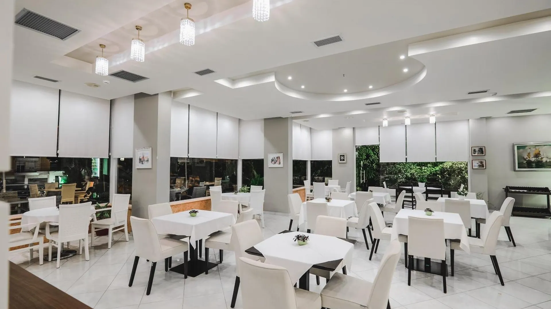 Hotel Oasis Saranda Albánia