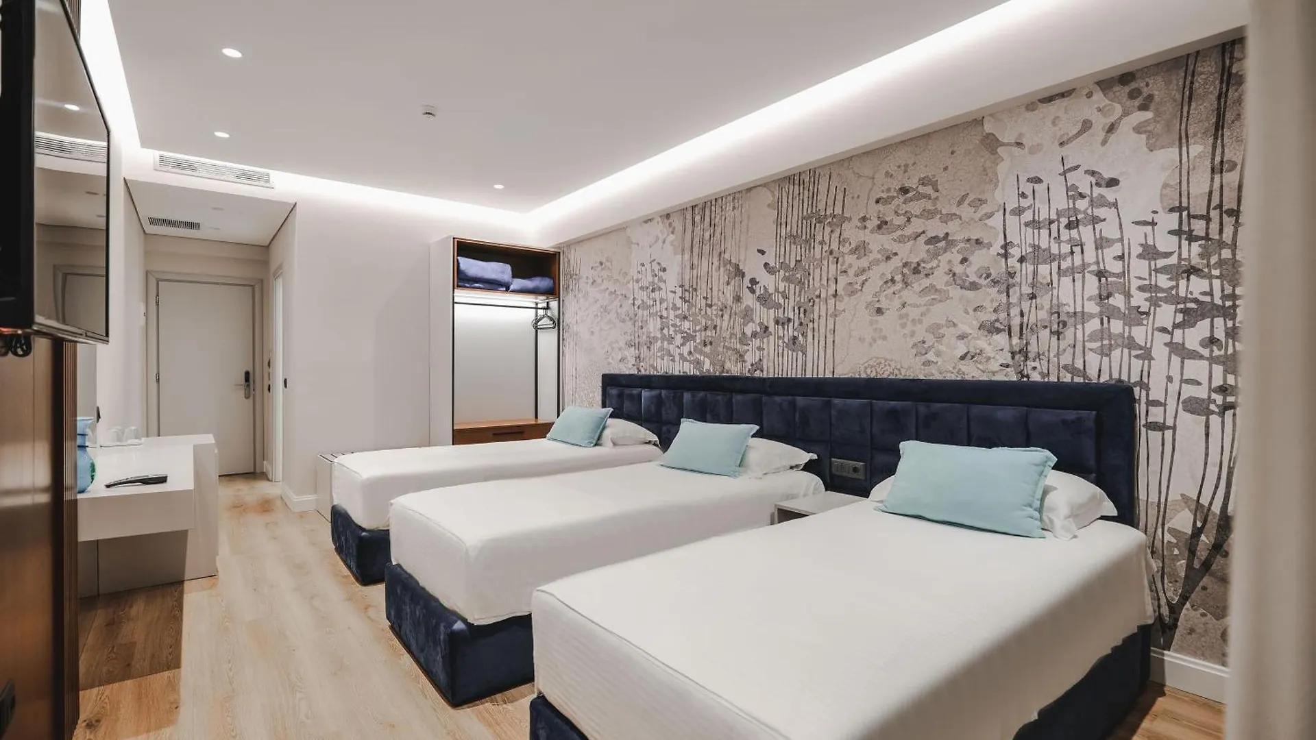 Hotel Oasis Saranda 4*,
